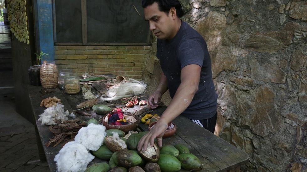 S9 Ep1: Enrique Ramirez Castellanos on the plants used to ma image