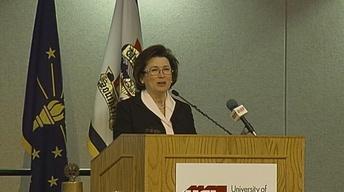 Dr. Linda Bennett, USI - speaks at Evansville Rotary Club image