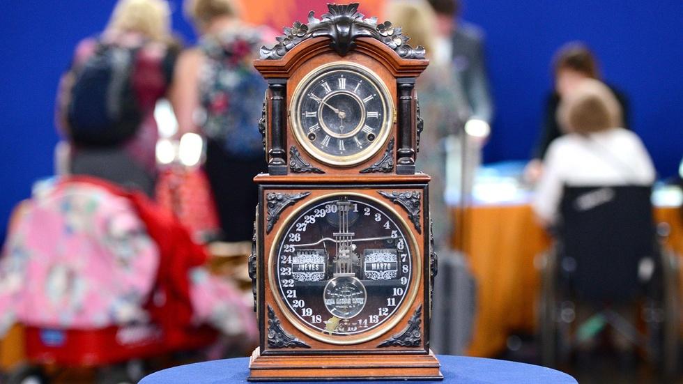 S19 Ep11: Appraisal: Ithaca Calendar Shelf Clock, ca. 1880 image