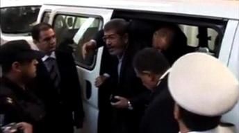 Ousted Egyptian president Morsi takes defiant tone in court image