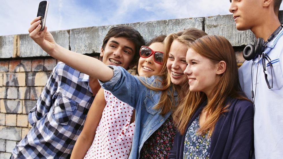 The drug-like effect of screen time on the teenage brain image