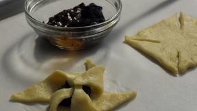 Image of Gitte Gentile assembles Finnish Christmas Stars