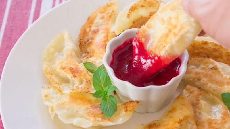 Make Banana Cheesecake Potstickers