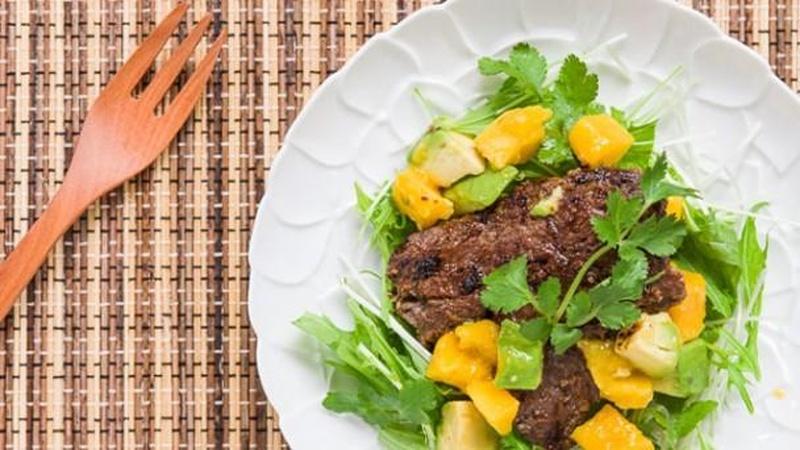 Prepare Tropical Beef Salad for a Flavor-packed Appetizer