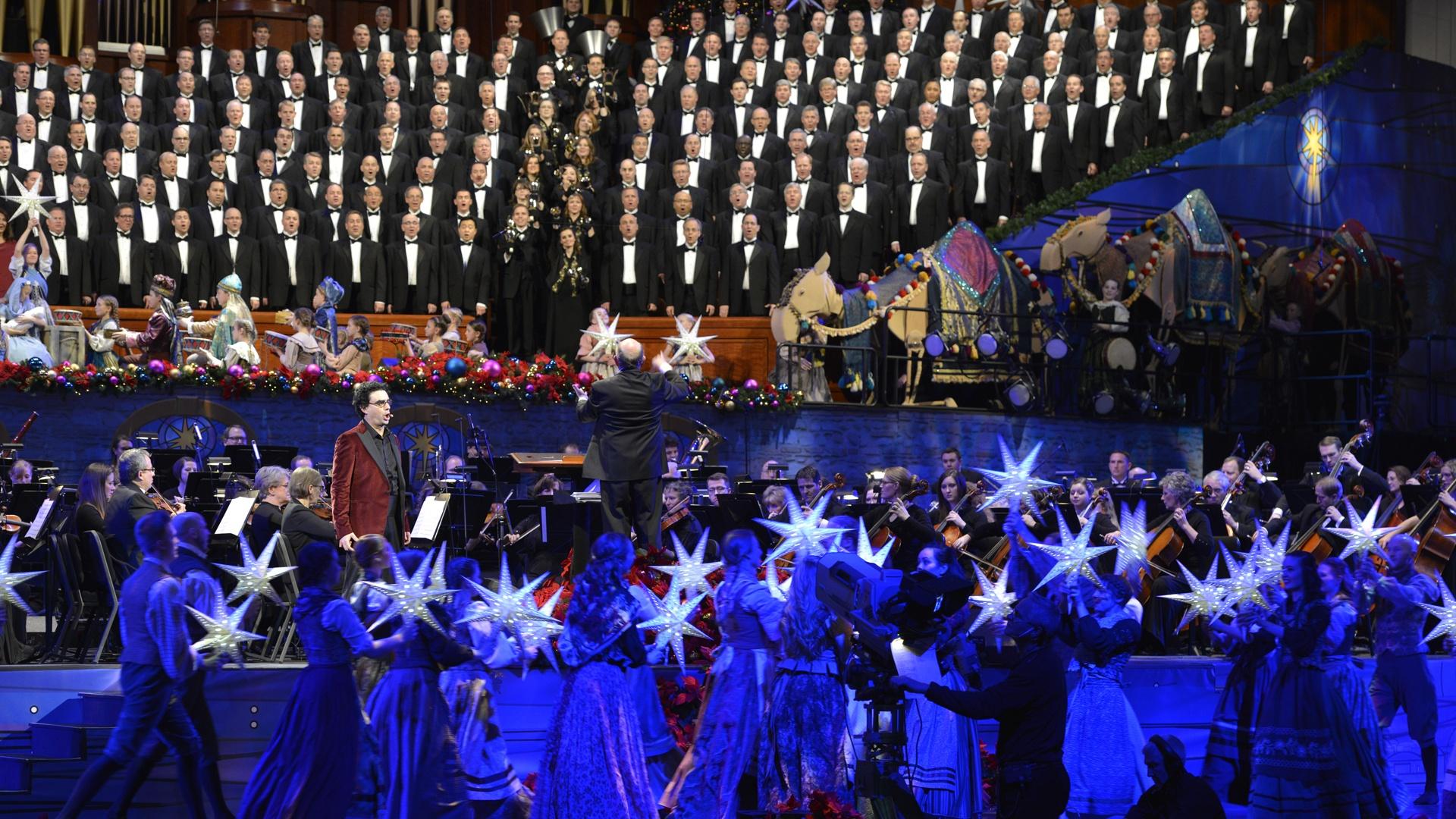 Kristin Chenoweth singing with The Tabernacle Choir behind her.