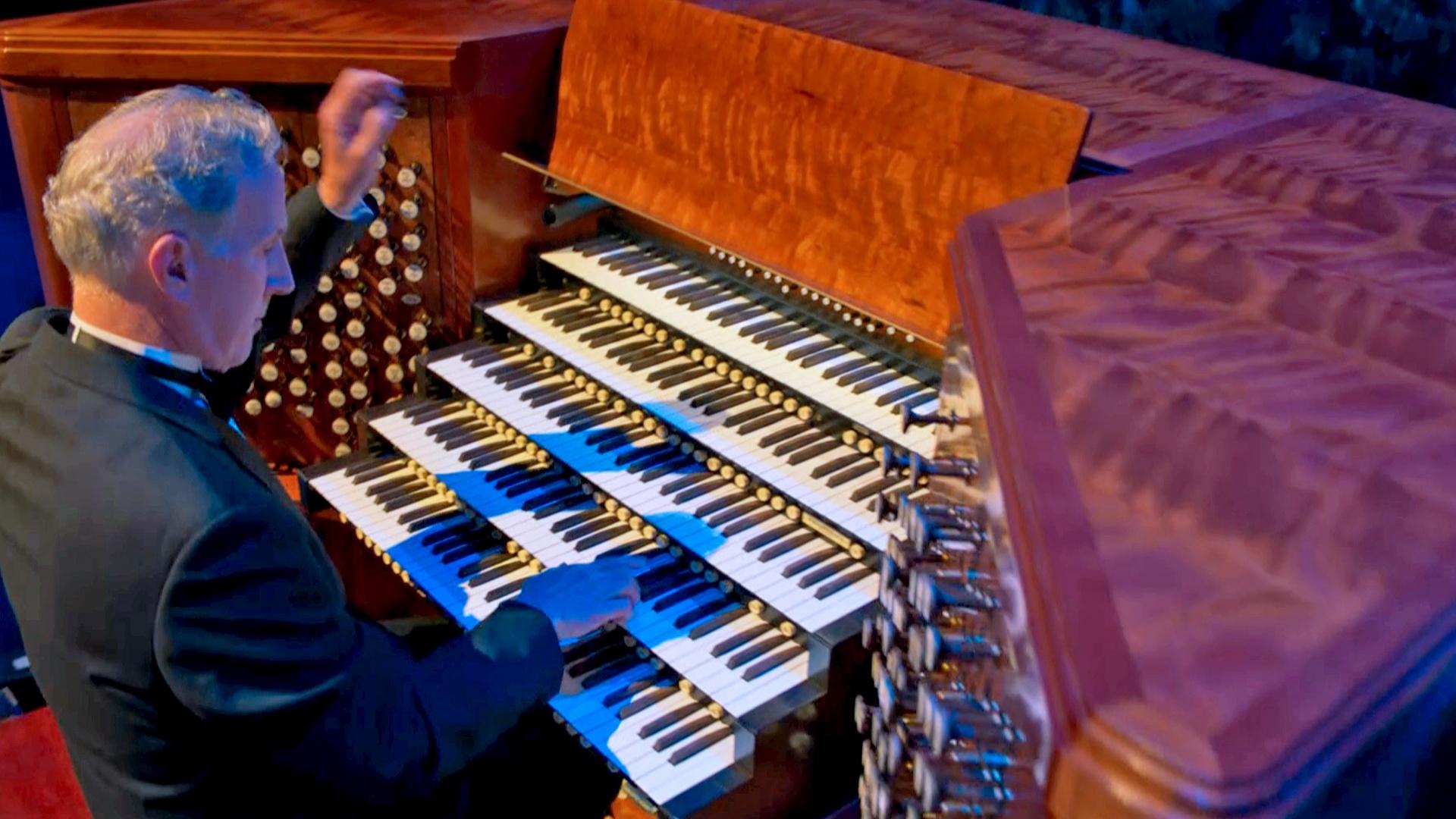 Richard Elliott on the organ