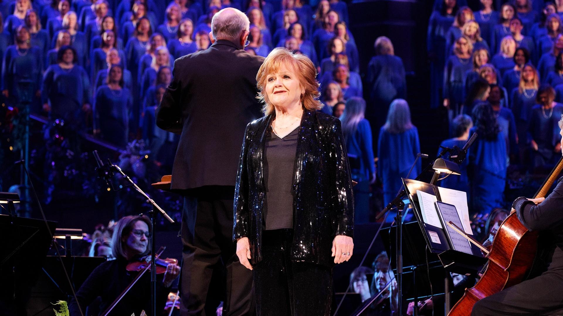 Lesley Nicol performing with The Tabernacle Choir & Orchestra