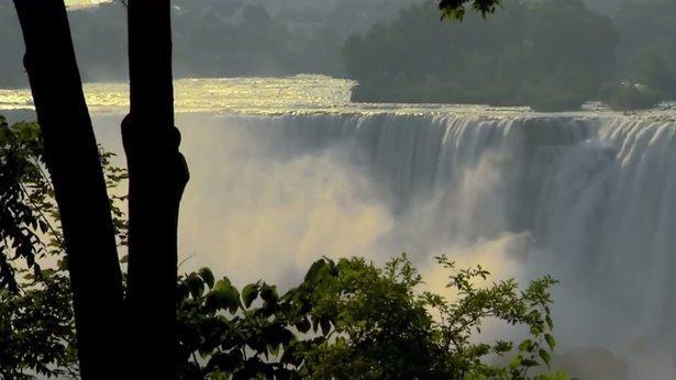 Photo of Niagara Falls.