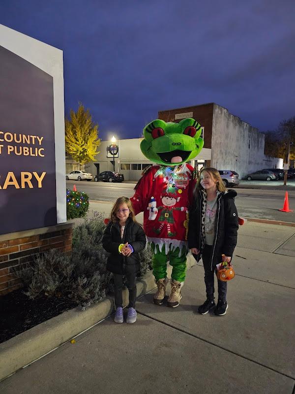 Ruby posed next to two kids outside the library.