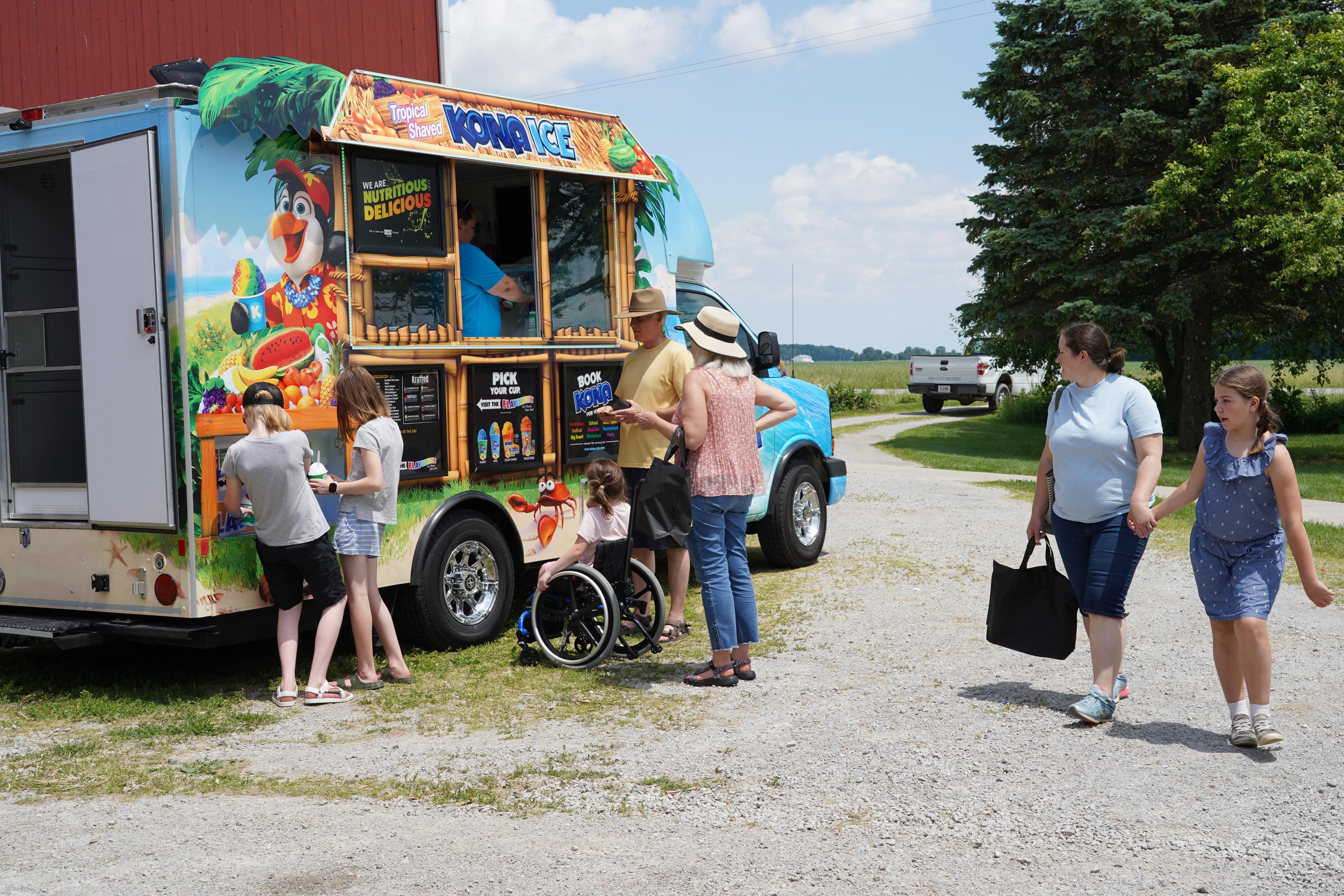 patrons at snow cone food truck