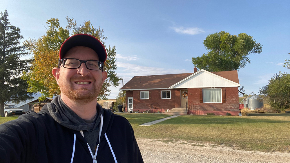 Eric Westrom in front of the house from "Napoleon Dynamite"