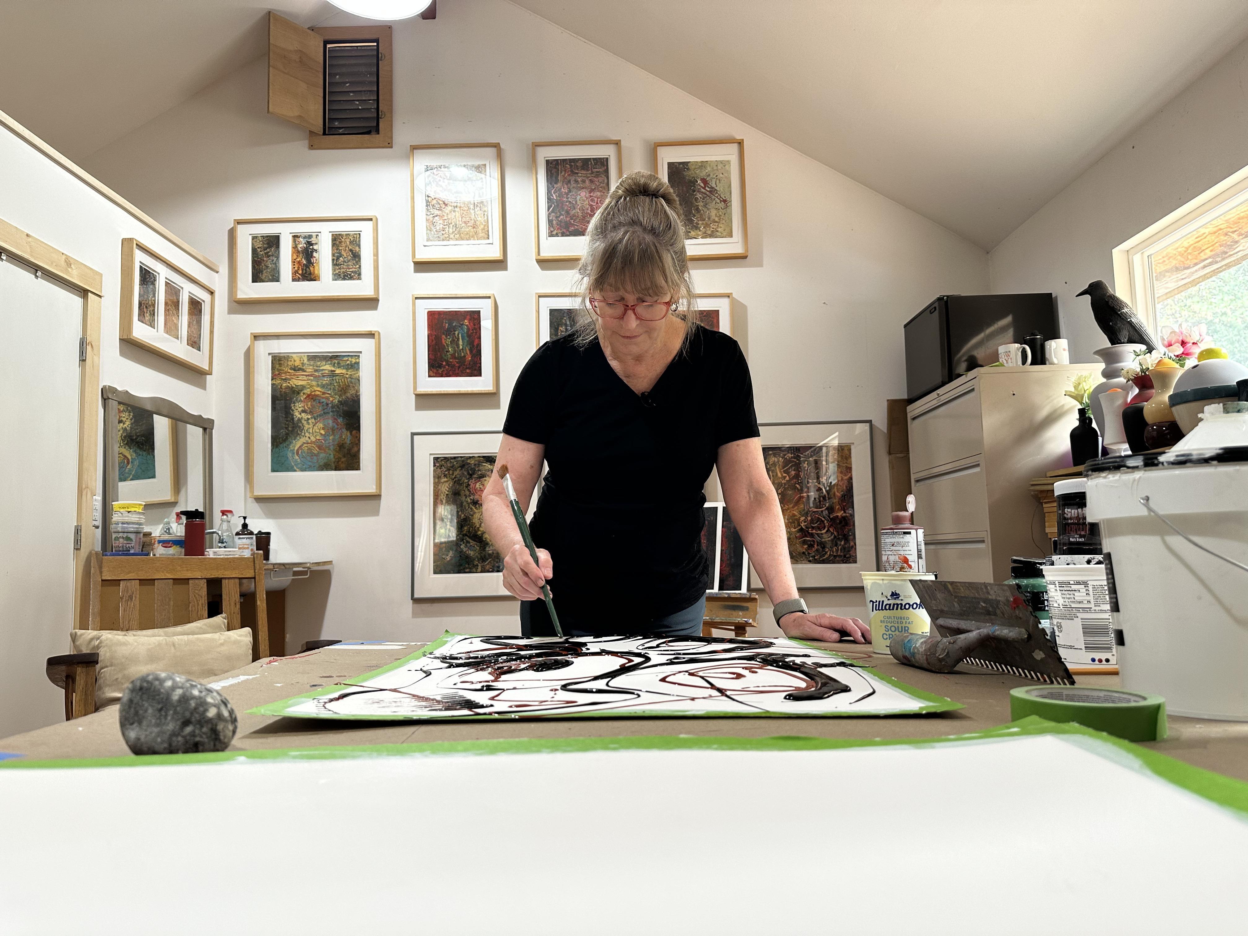 Artist Gail Siegel starting a painting
