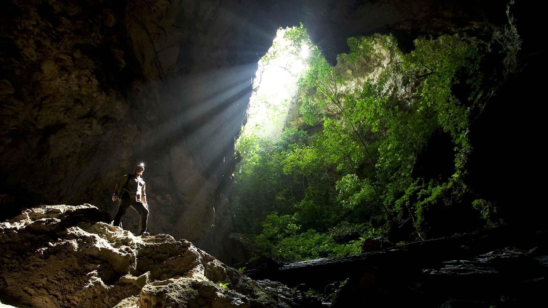 Steve Backshall in Borneo cave.