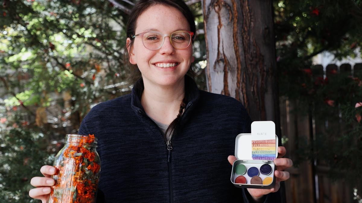 Make your very own paints from plants, berries, and powders! - Fun