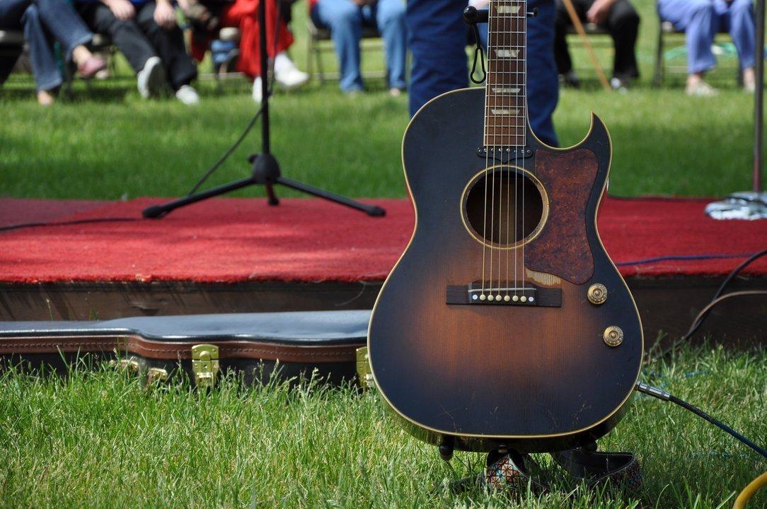 Bob's guitar performance in Beach ND