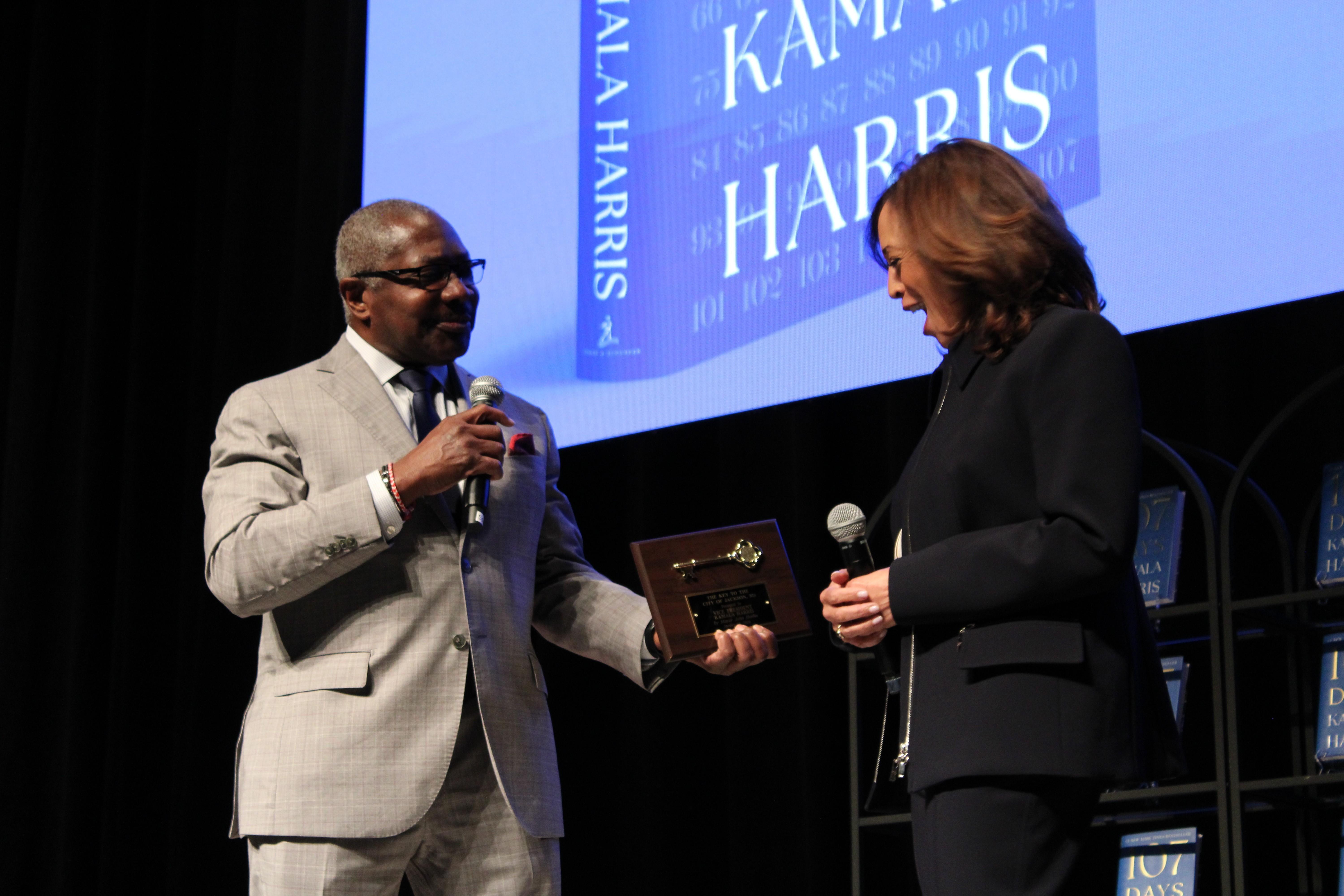 Jackson Mayor John Horhn presents Harris with a key to the city.
