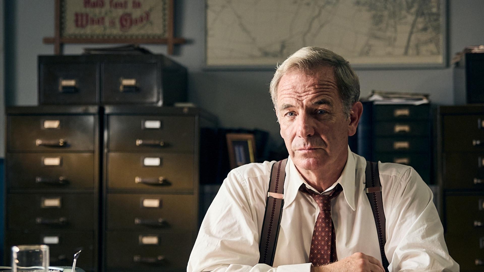 Robson Green as DI Geordie Keating.