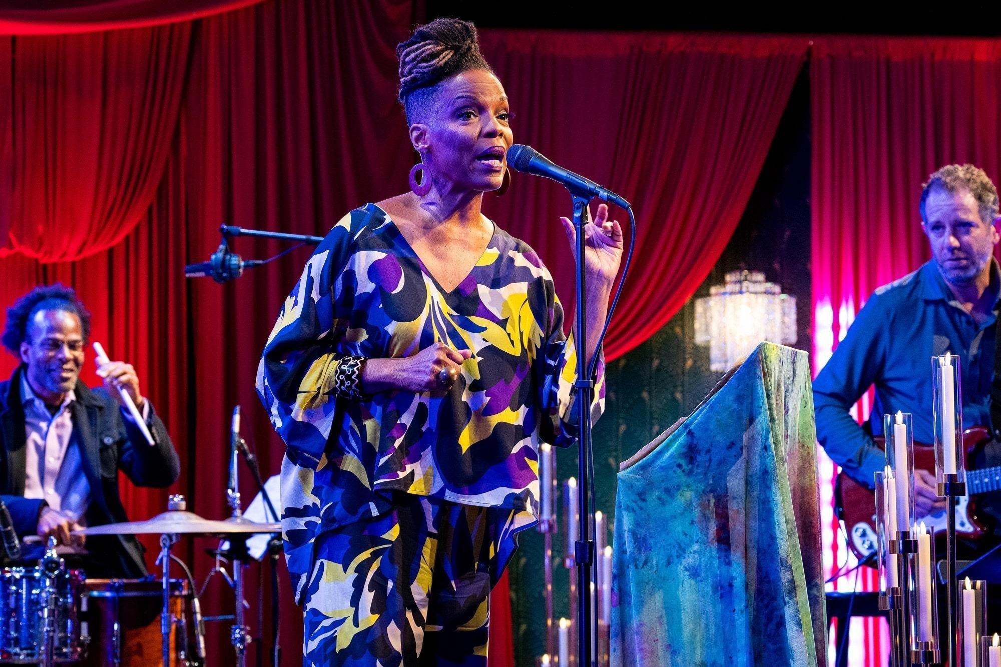 Nneena Freelon and her band performing on set.