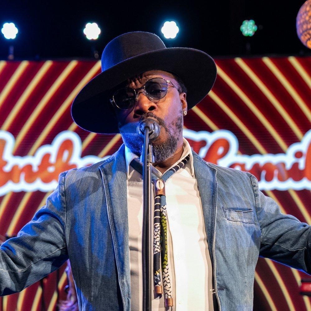 Anthony Hamilton singing into a microphone.