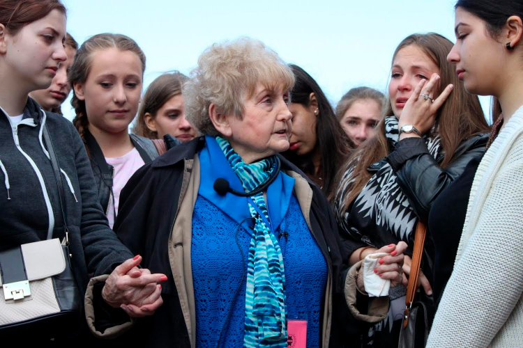 Eva talks to a group of German girls.