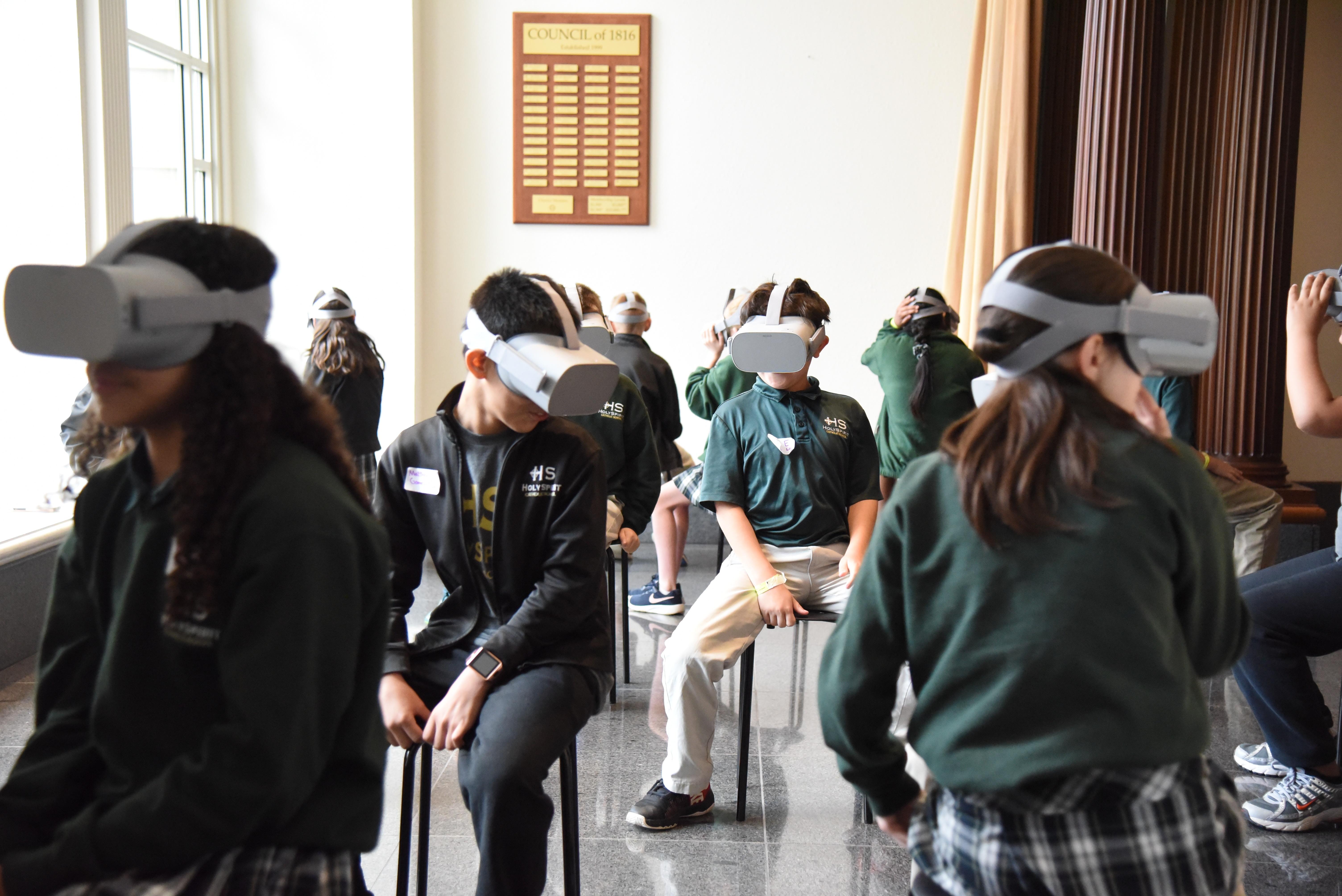 Students using Eva Virtual Reality Tour. 