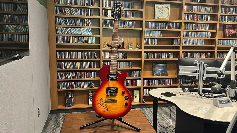 Les Paul Special Satin E1 guitar signed by Joe Bonamassa.