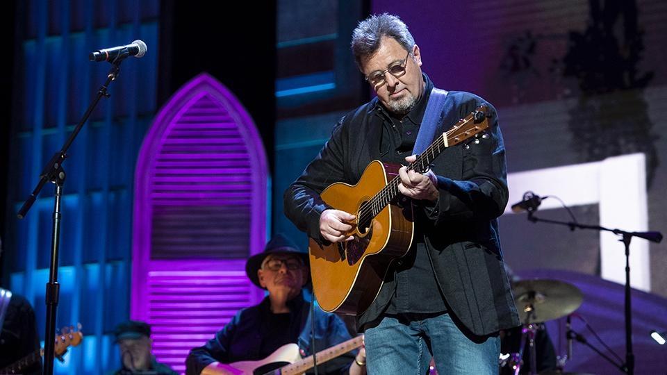 Vince Gill performing.