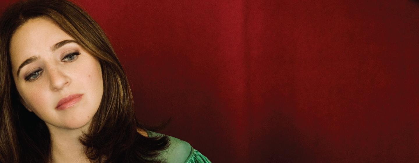 Pianist Simone Dinnerstein with a red background