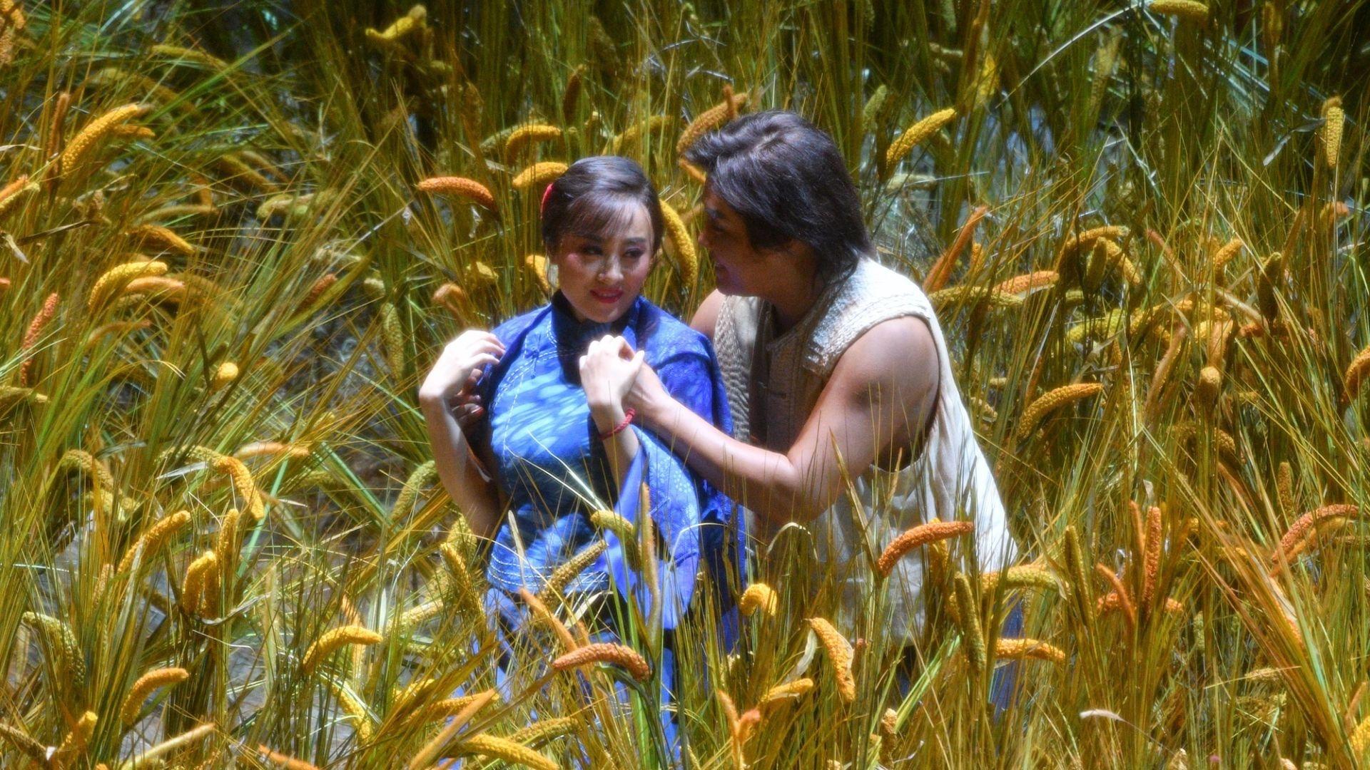 Scene from "LAN Huahua" where a man and a woman are embracing in an empty field