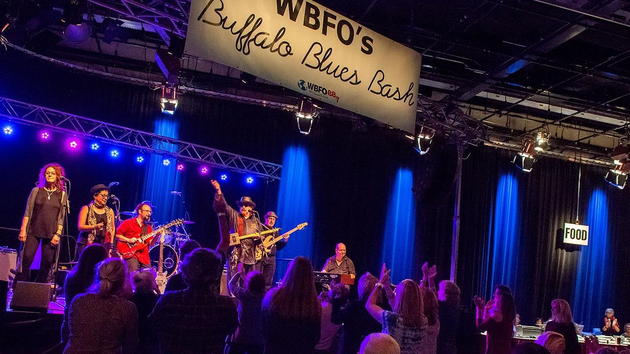 crowd and band at WBFO's Buffalo Blues Bash