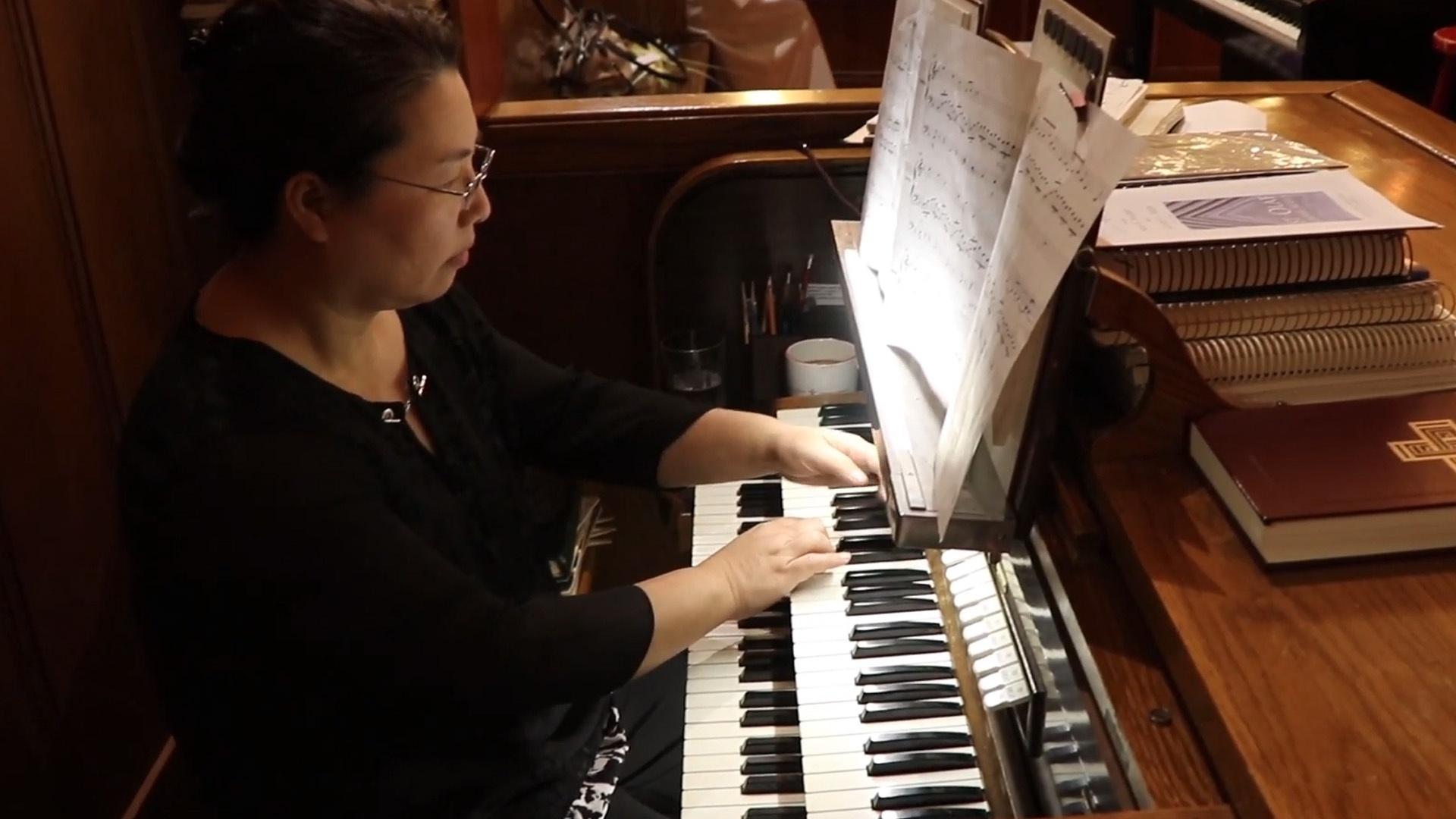 Dr. Peilun Vicky Chnag playing the organ