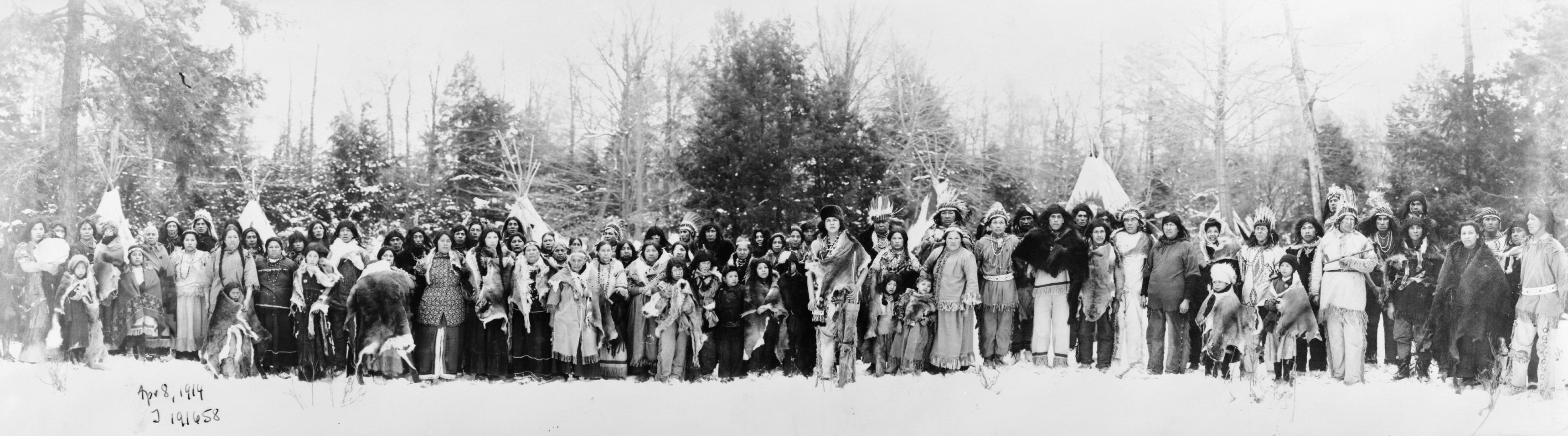 A large panoramic portrait of Iroquois taken in 1914.