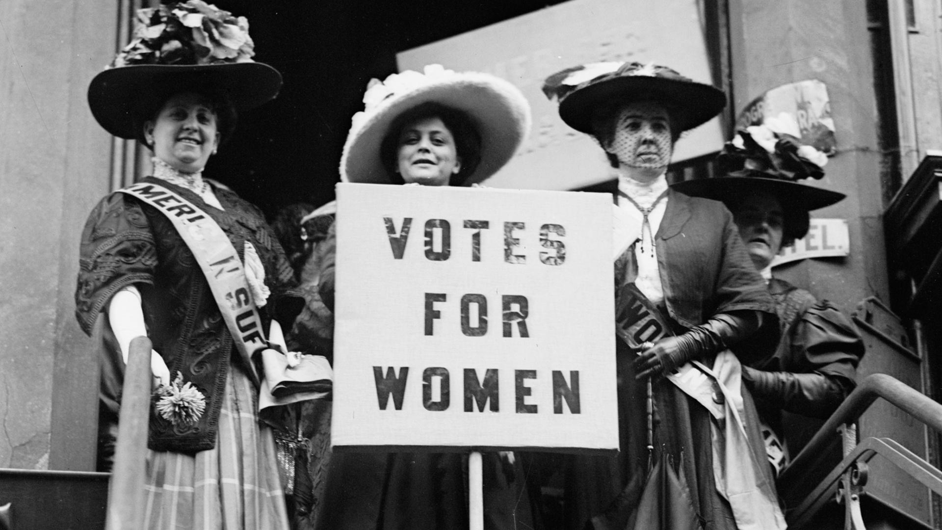 Trixie Friganza between suffrage leaders [New York]
