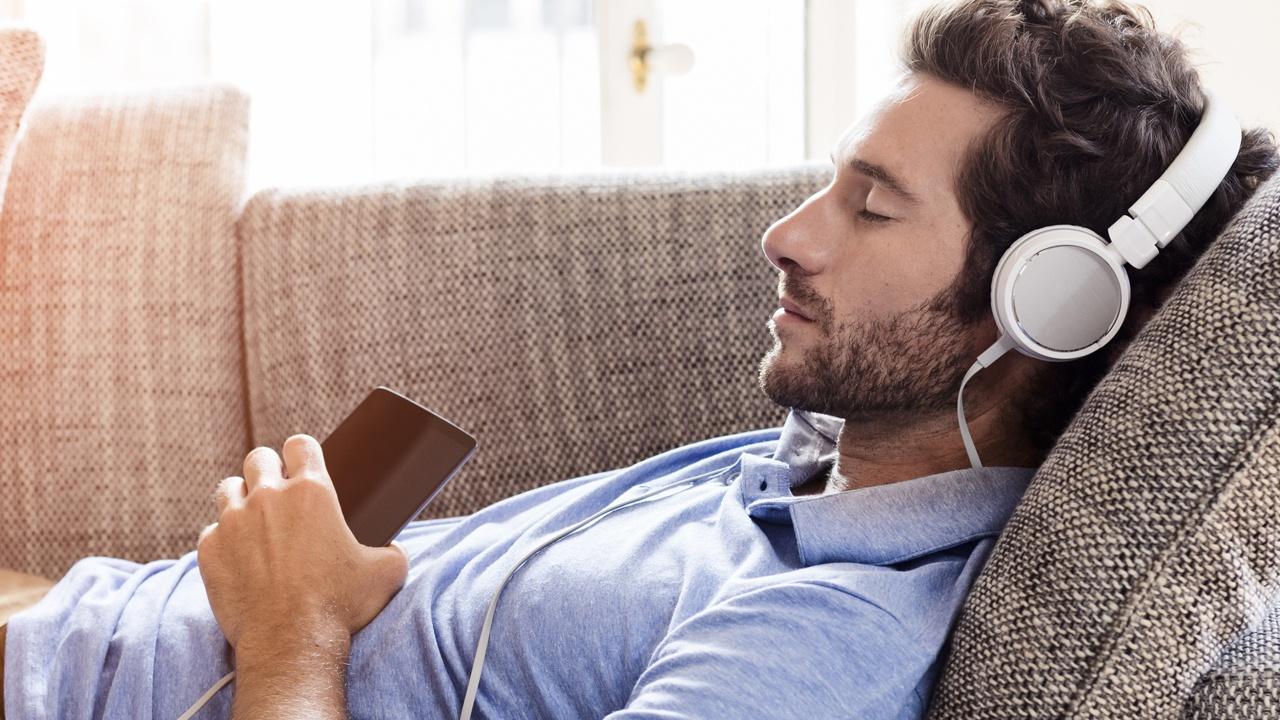 man listening to the radio with headset from his phone