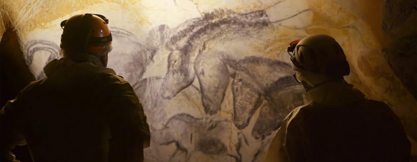 Two scientists staring at the Panel of the Horses © France.tv studio