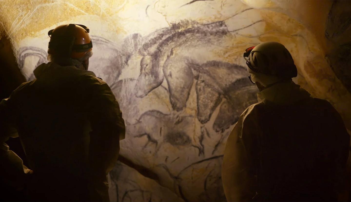 Two scientists staring at the Panel of the Horses © France.tv studio