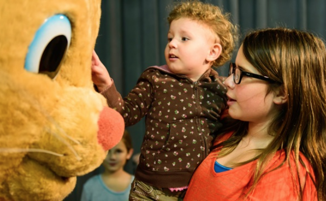 Child meeting Daniel Tiger