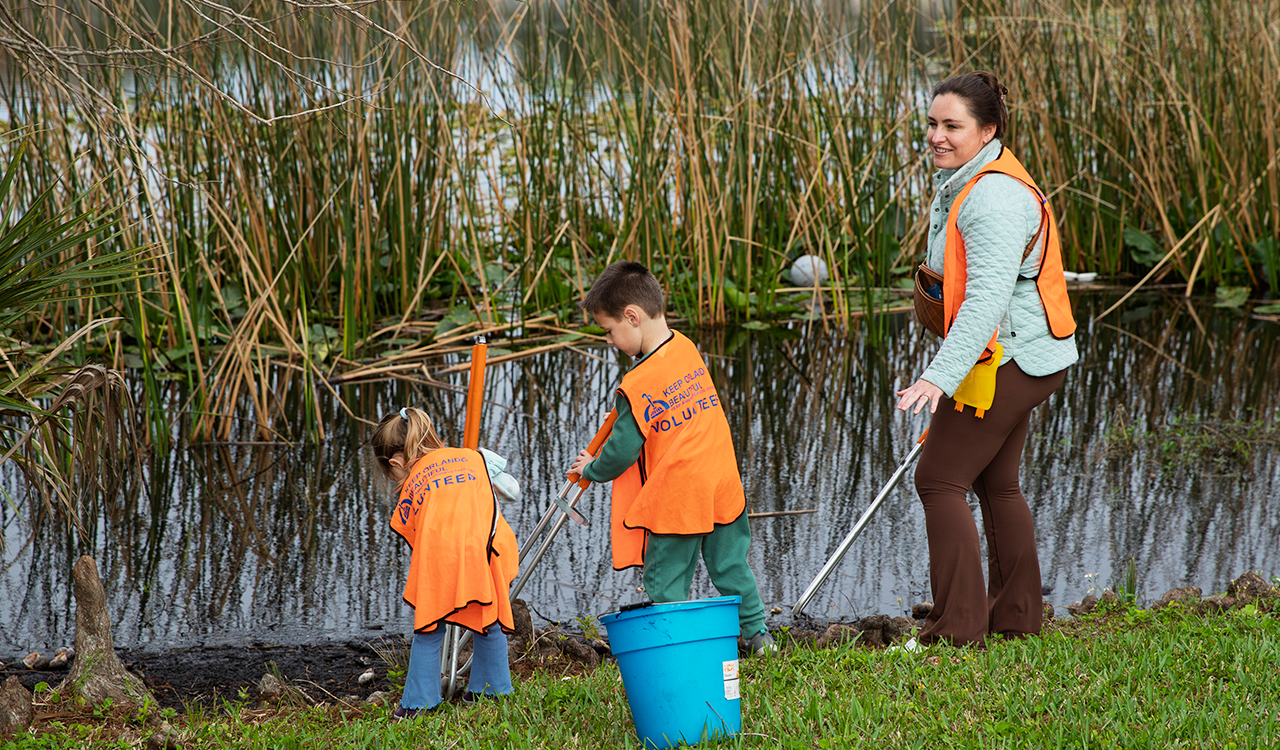 On Feb. 22, 2025, WUCF hosted their annual Be My Neighbor Day at Lake Lorna Doone in Orlando featuring family activities and a park cleanup.