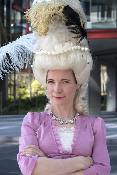 Closeup image of Lucy Worsley wearing a 1770s wig.