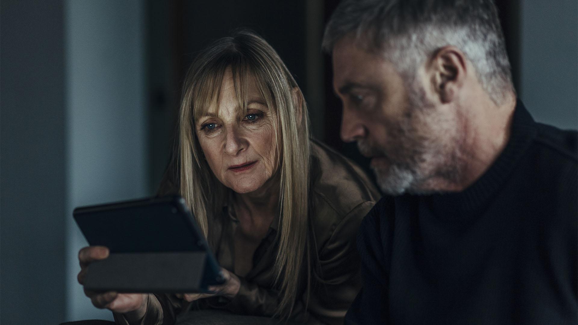 Hannah Laing (Lesley Sharp) and Billy Murdoch (Vincent Regan)