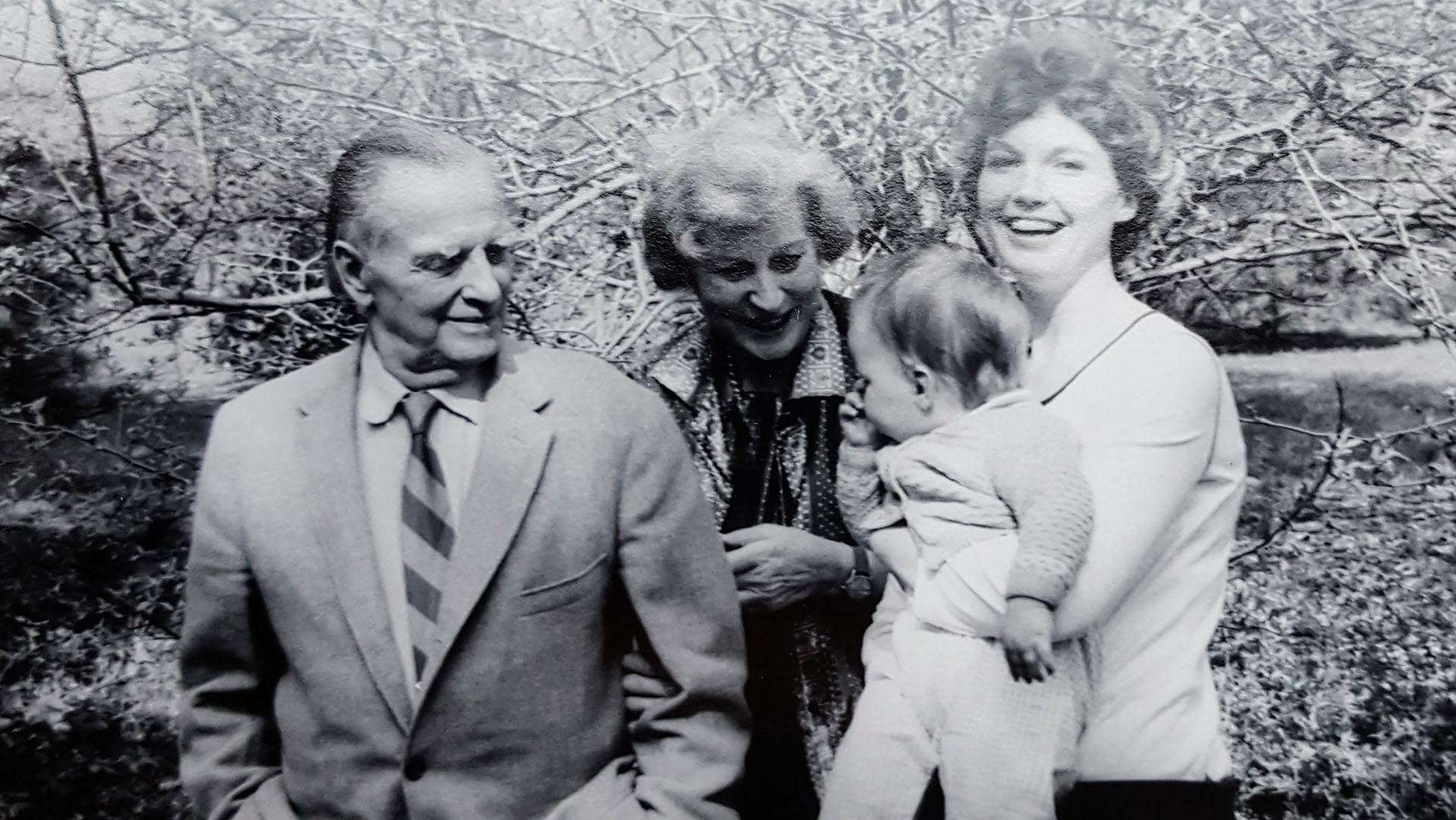 Black and white image of Stella Andrássy and family.