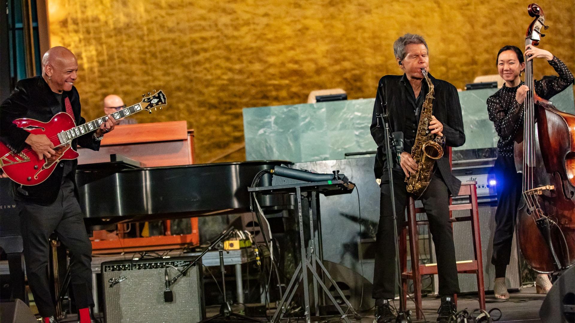 Image of Mark Whitfield, John Beasley, David Sanborn, and Linda May Han Oh performing on stage.