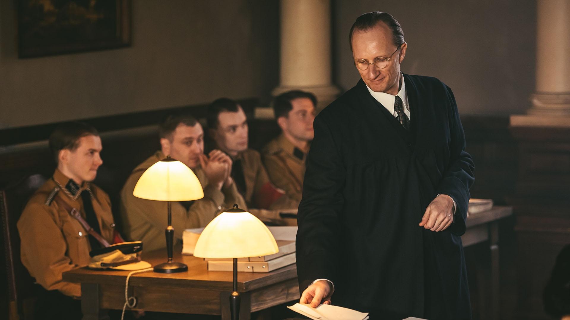 Drama reconstruction of Lawyer Hans Litten in court prosecuting four stormtroopers.
