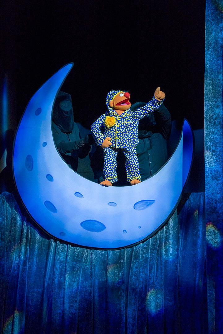 Image of Ernie performing "I Don’t Want to Live on the Moon."