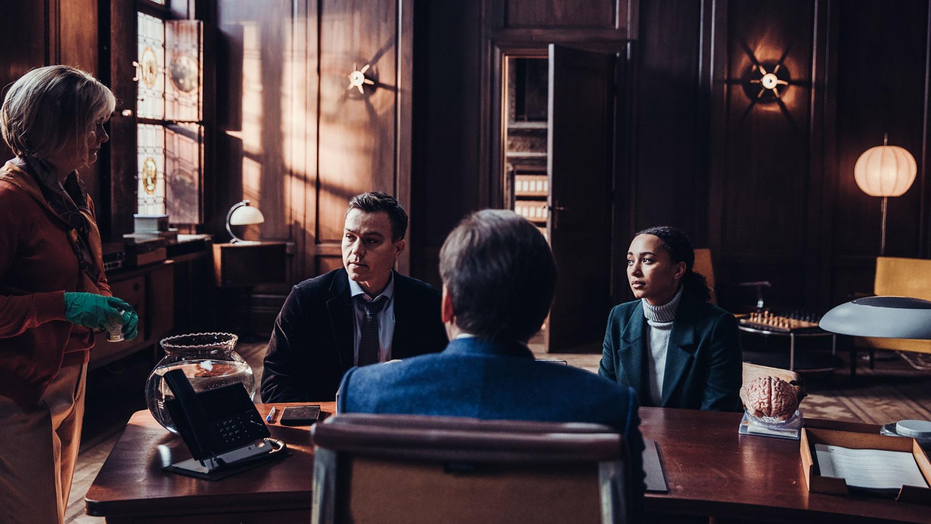 Image of Ingrid speaking with Dan, Lisa and Professor T.