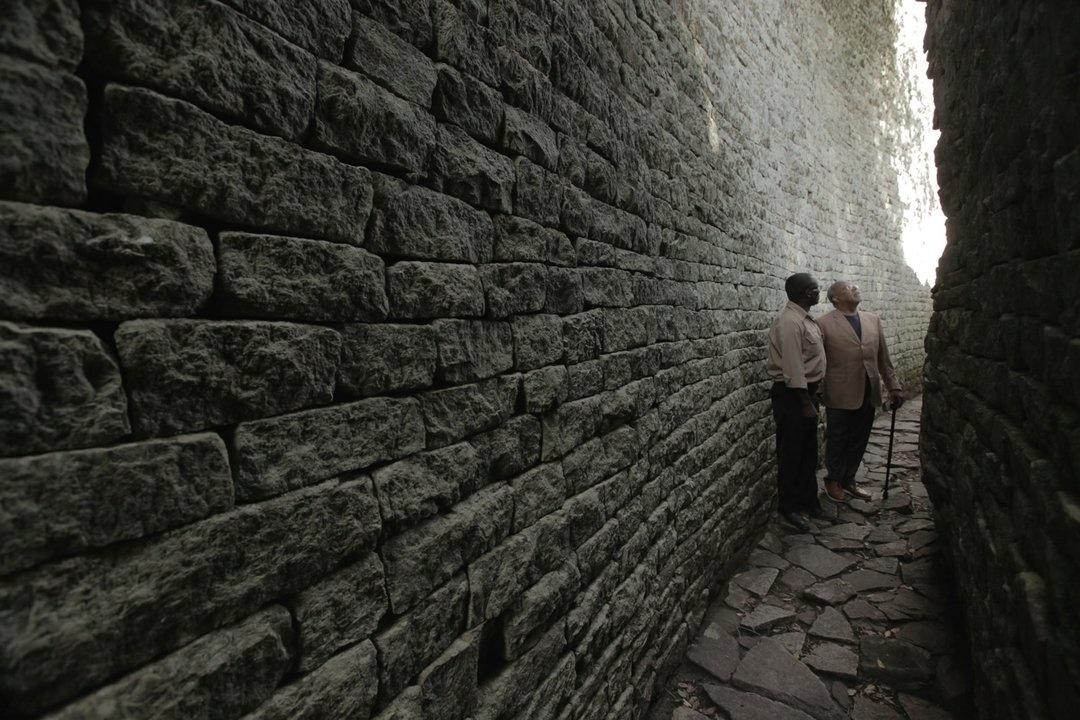 Henry Louis Gates, Jr. and Dr. Edward Matenga take a closer look at Great Zimbabwe (a former capital and ancient city built centuries ago) in Zimbabwe.
