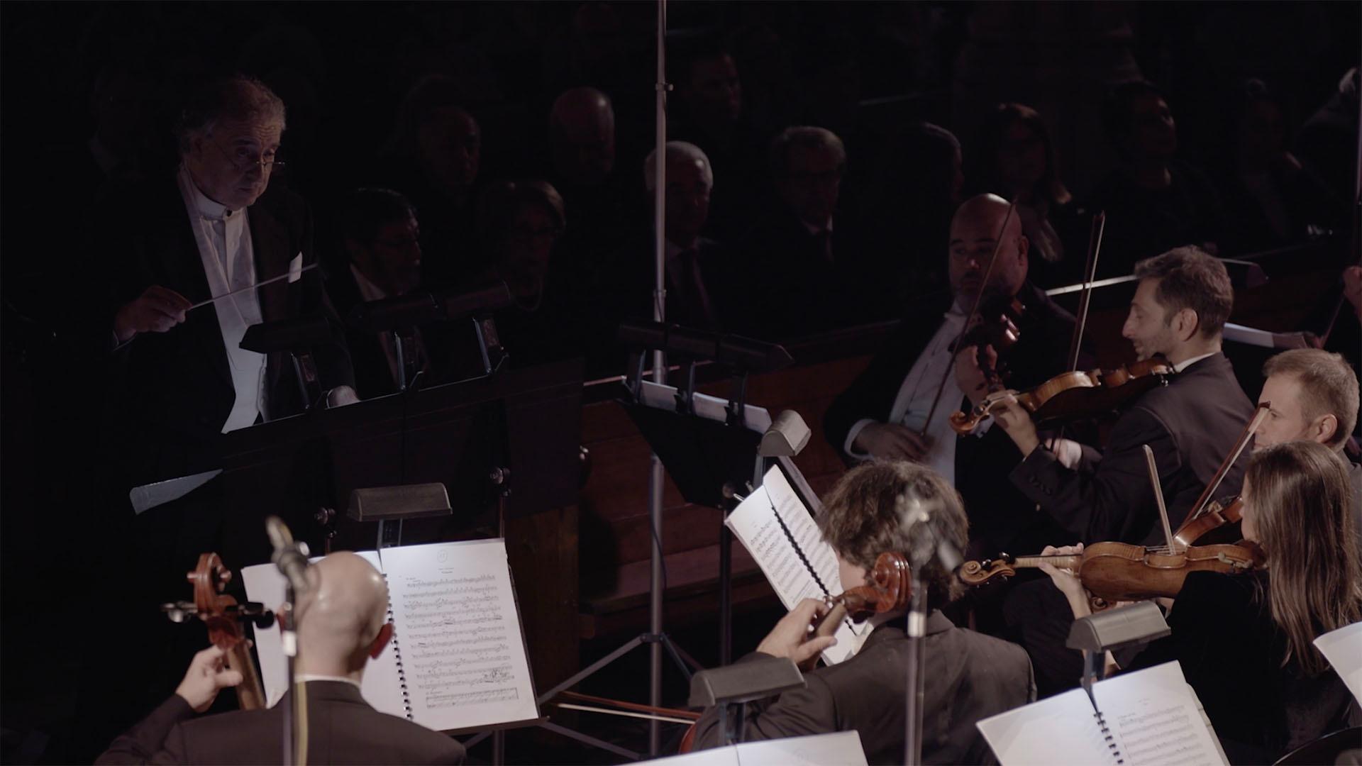 Maestro Donato Renzetti conducts the orchestra during the Oratorio.