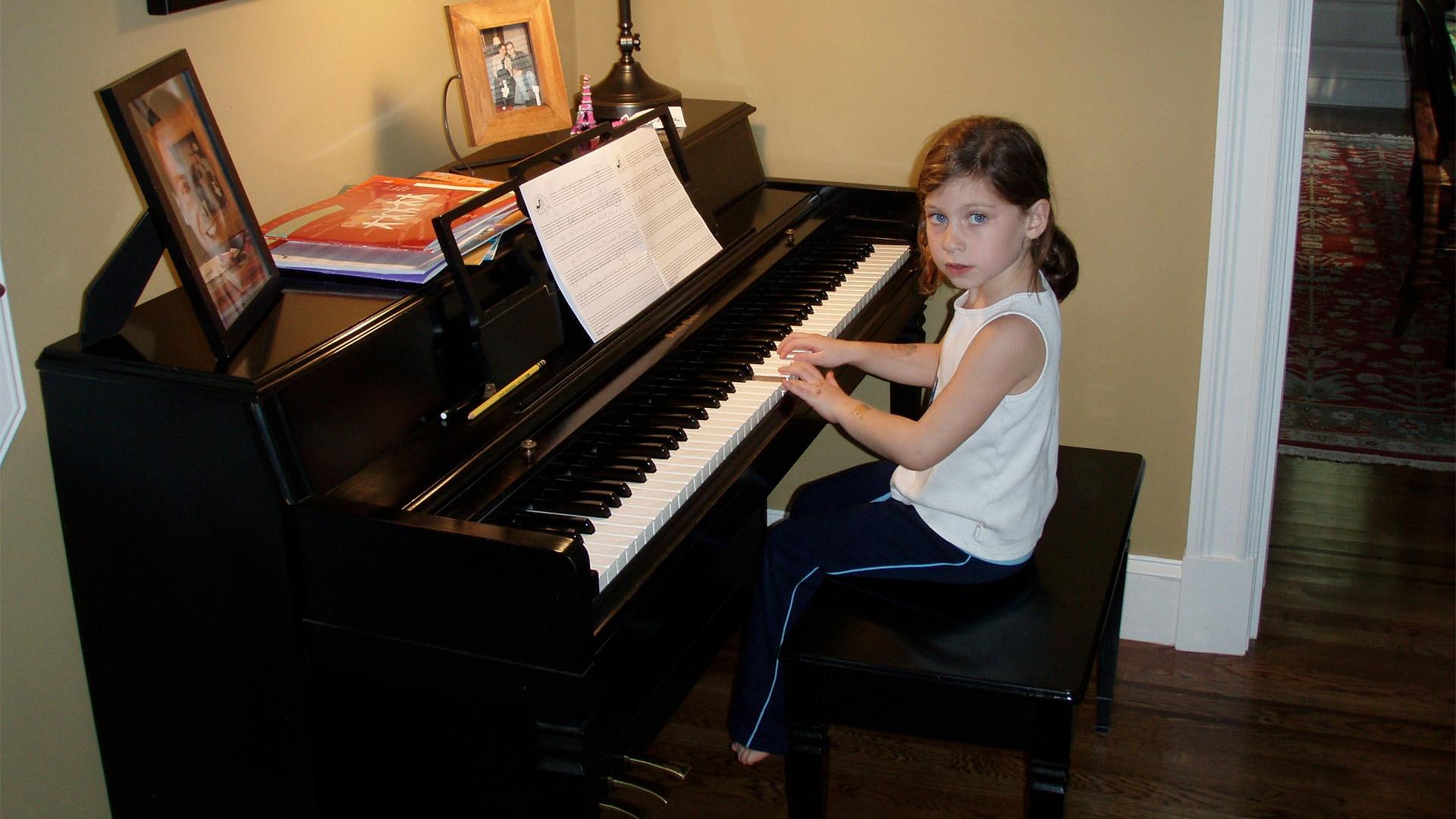Dina Retik playing piano.