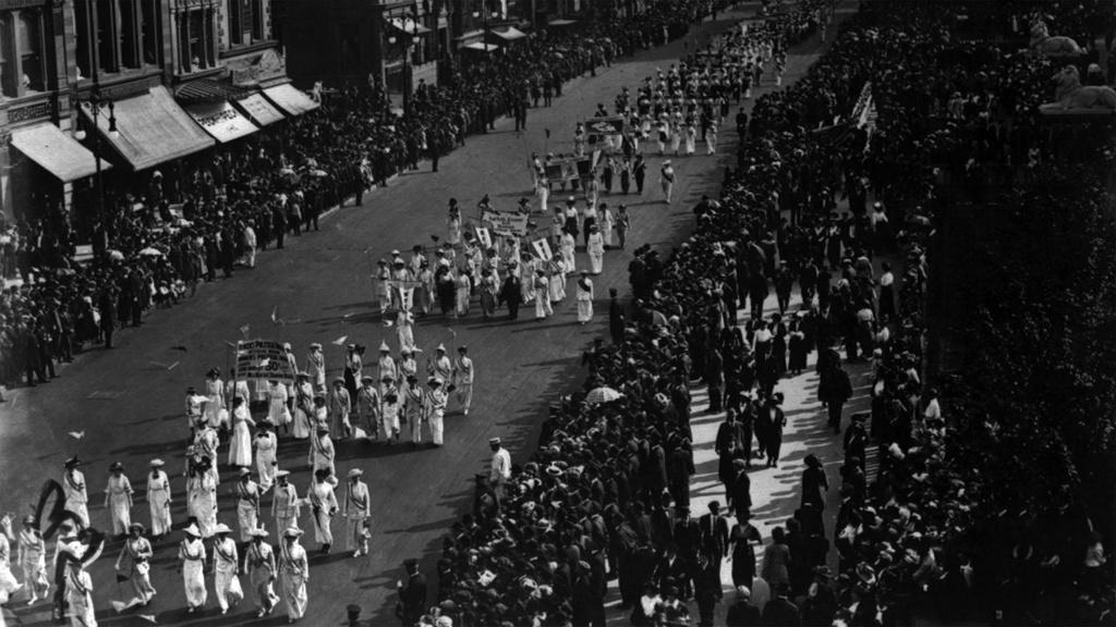 Black and white image of suffragettes