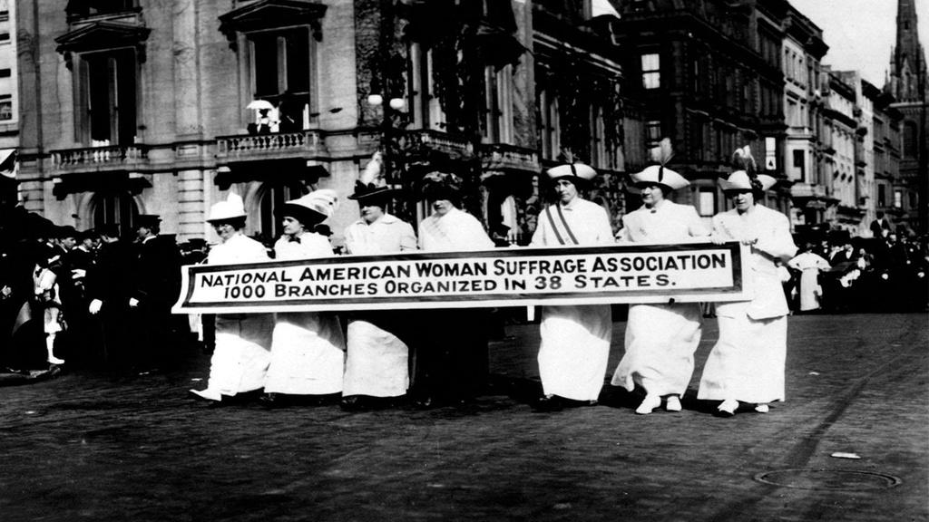 Black and white image of suffragettes